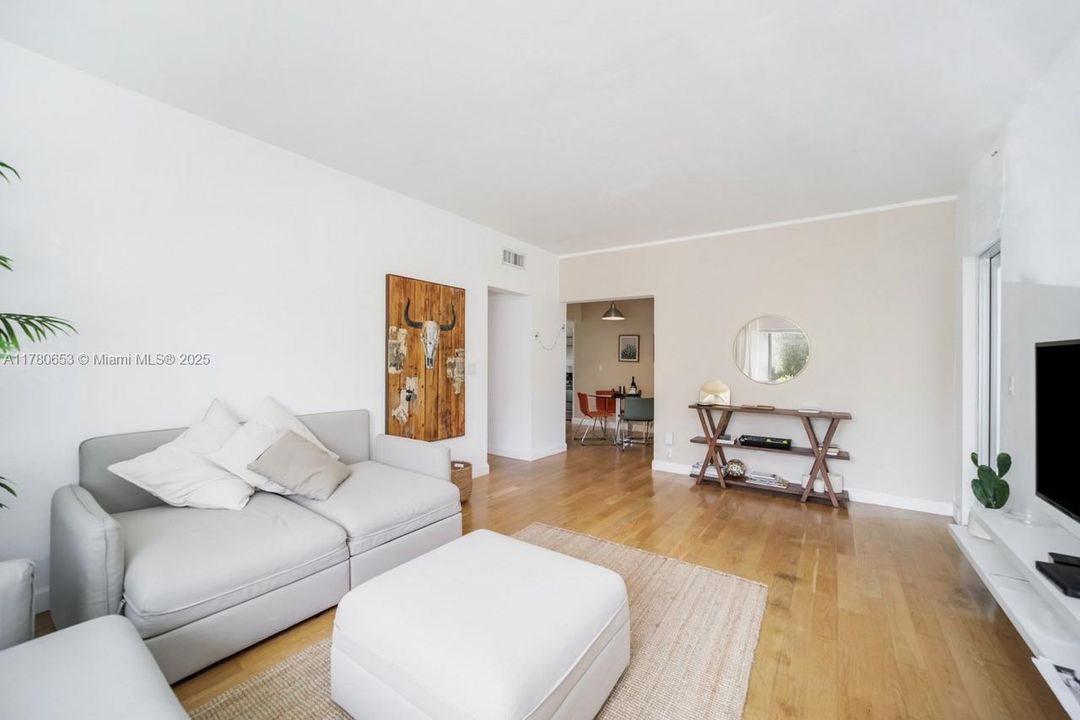 Недавно продано: $319,000 (1 спален, 1 ванн, 496 Квадратных фут)