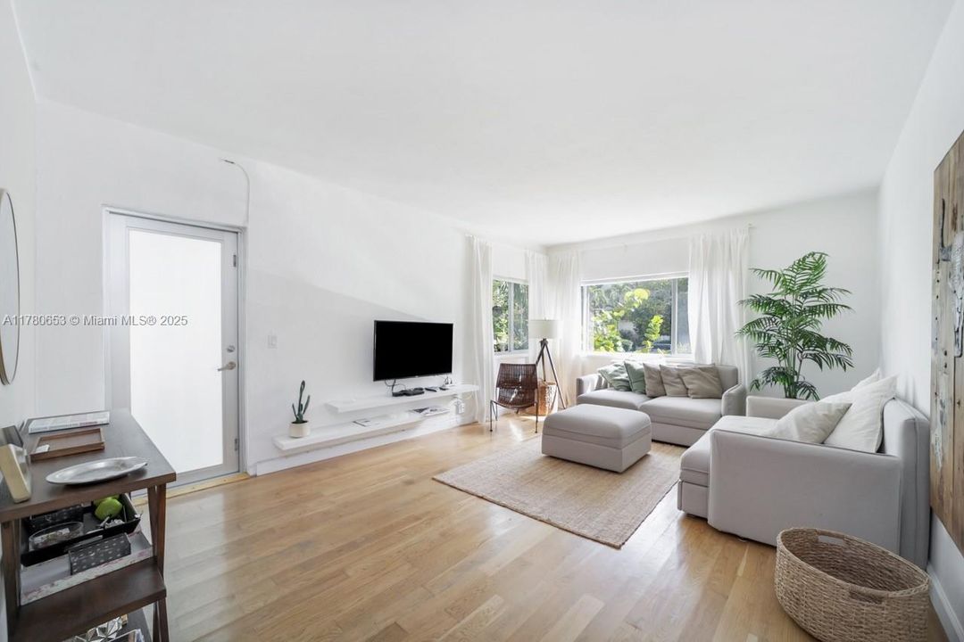 Недавно продано: $319,000 (1 спален, 1 ванн, 496 Квадратных фут)