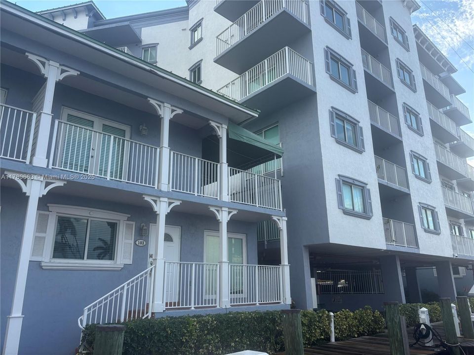 Recently Sold: $385,000 (1 beds, 1 baths, 880 Square Feet)