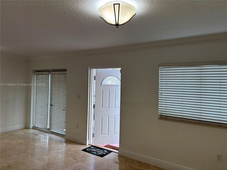 Recently Sold: $385,000 (1 beds, 1 baths, 880 Square Feet)