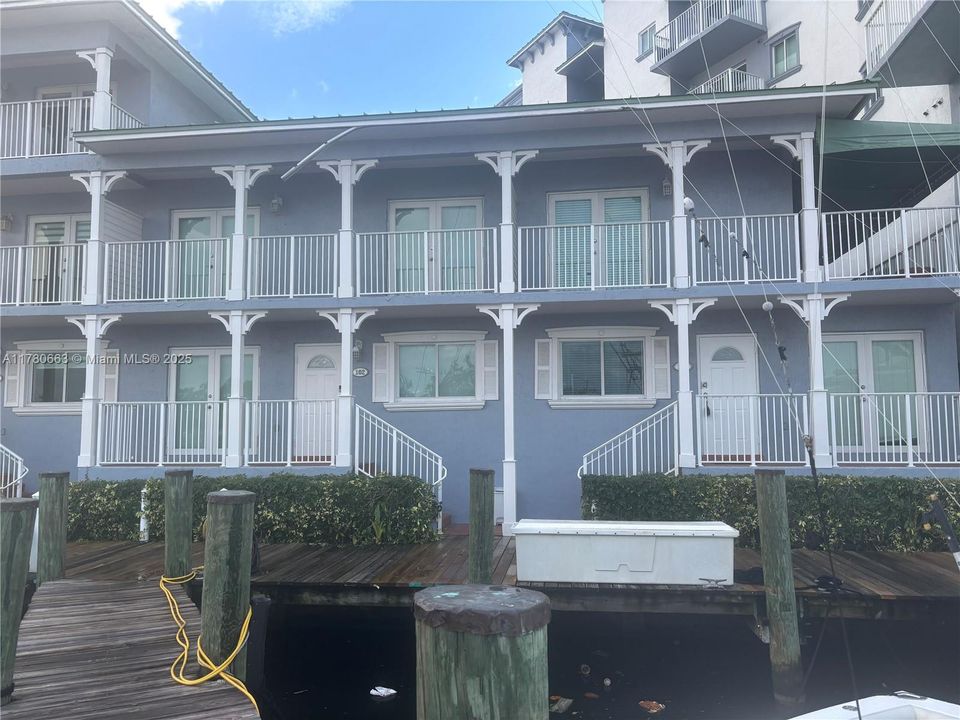 Recently Sold: $385,000 (1 beds, 1 baths, 880 Square Feet)