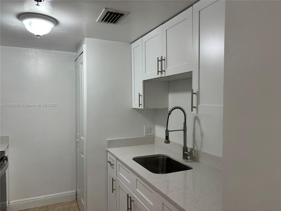 Recently Sold: $385,000 (1 beds, 1 baths, 880 Square Feet)