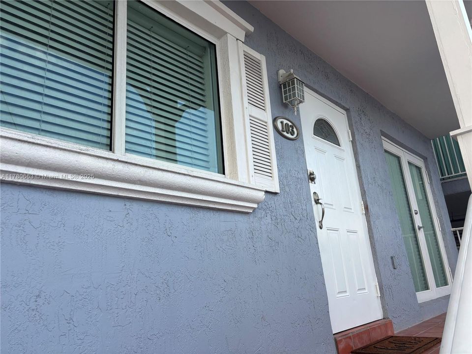 Recently Sold: $385,000 (1 beds, 1 baths, 880 Square Feet)