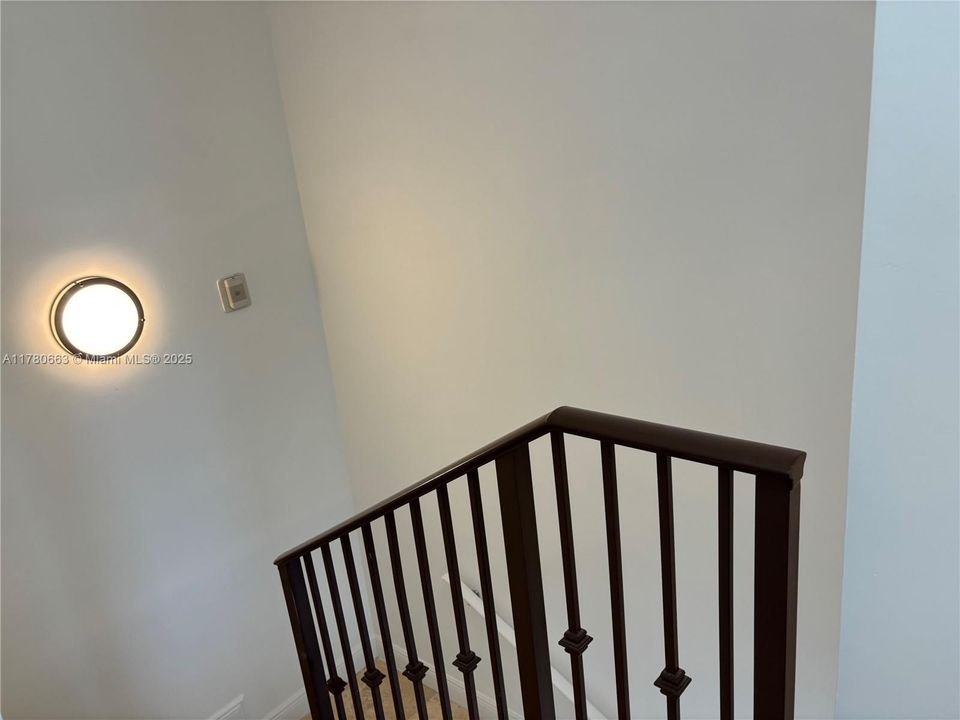 Recently Sold: $385,000 (1 beds, 1 baths, 880 Square Feet)