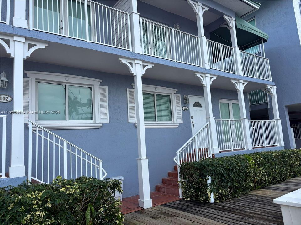 Recently Sold: $385,000 (1 beds, 1 baths, 880 Square Feet)