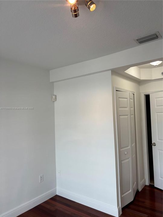 Recently Sold: $385,000 (1 beds, 1 baths, 880 Square Feet)