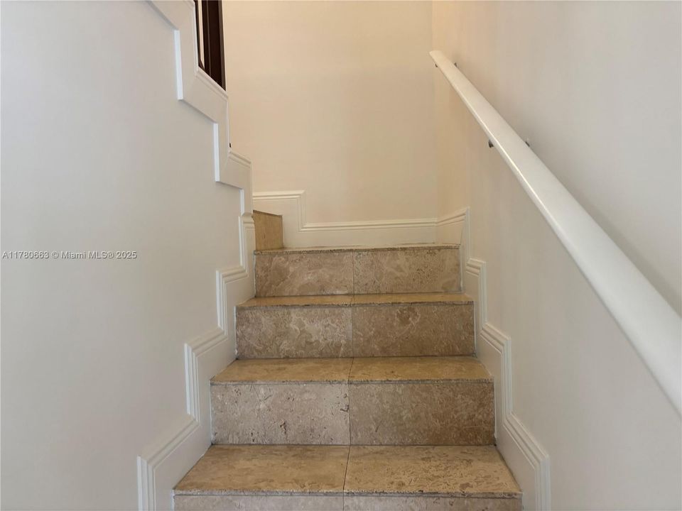 Recently Sold: $385,000 (1 beds, 1 baths, 880 Square Feet)