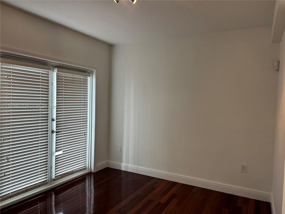 Recently Sold: $385,000 (1 beds, 1 baths, 880 Square Feet)