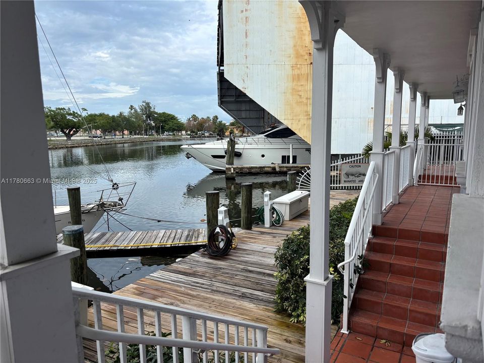 Recently Sold: $385,000 (1 beds, 1 baths, 880 Square Feet)