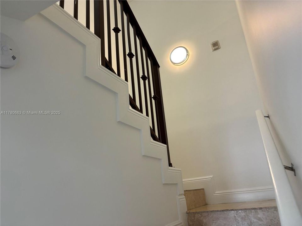 Recently Sold: $385,000 (1 beds, 1 baths, 880 Square Feet)