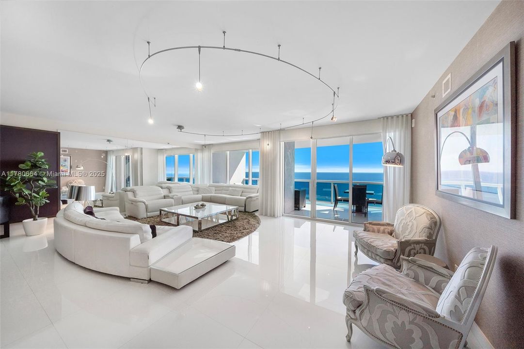 Recently Sold: $2,795,000 (3 beds, 3 baths, 3395 Square Feet)