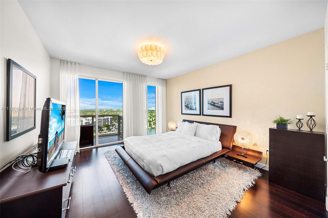 Recently Sold: $2,795,000 (3 beds, 3 baths, 3395 Square Feet)