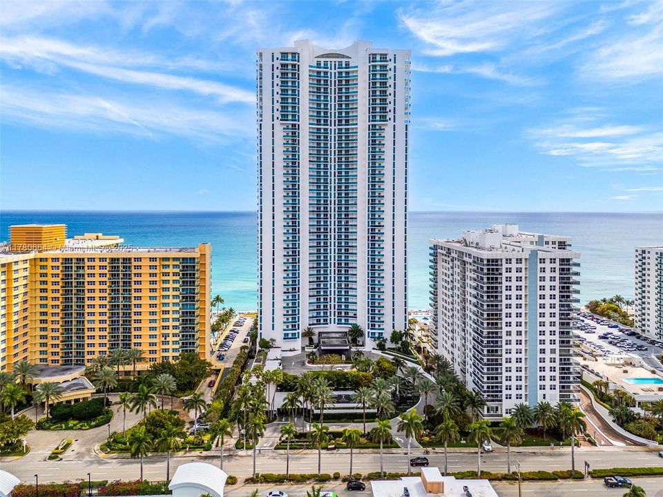 Recently Sold: $2,795,000 (3 beds, 3 baths, 3395 Square Feet)