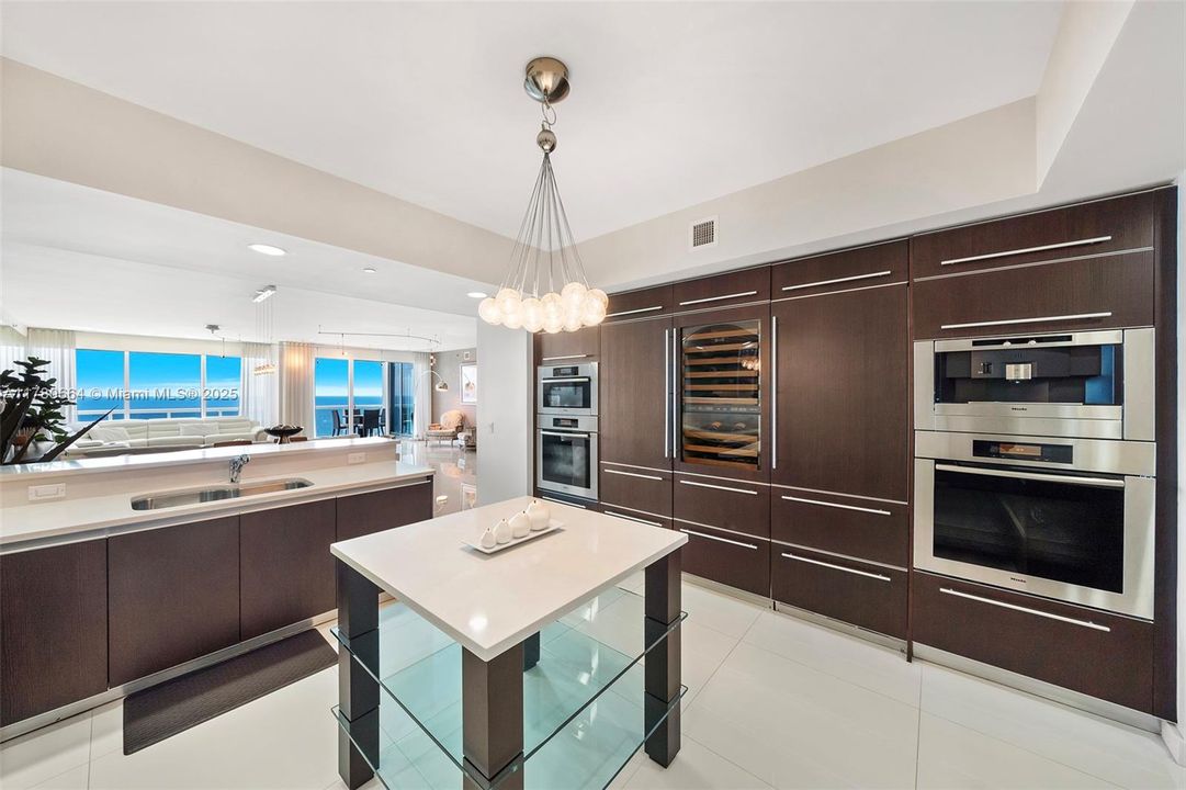 Recently Sold: $2,795,000 (3 beds, 3 baths, 3395 Square Feet)