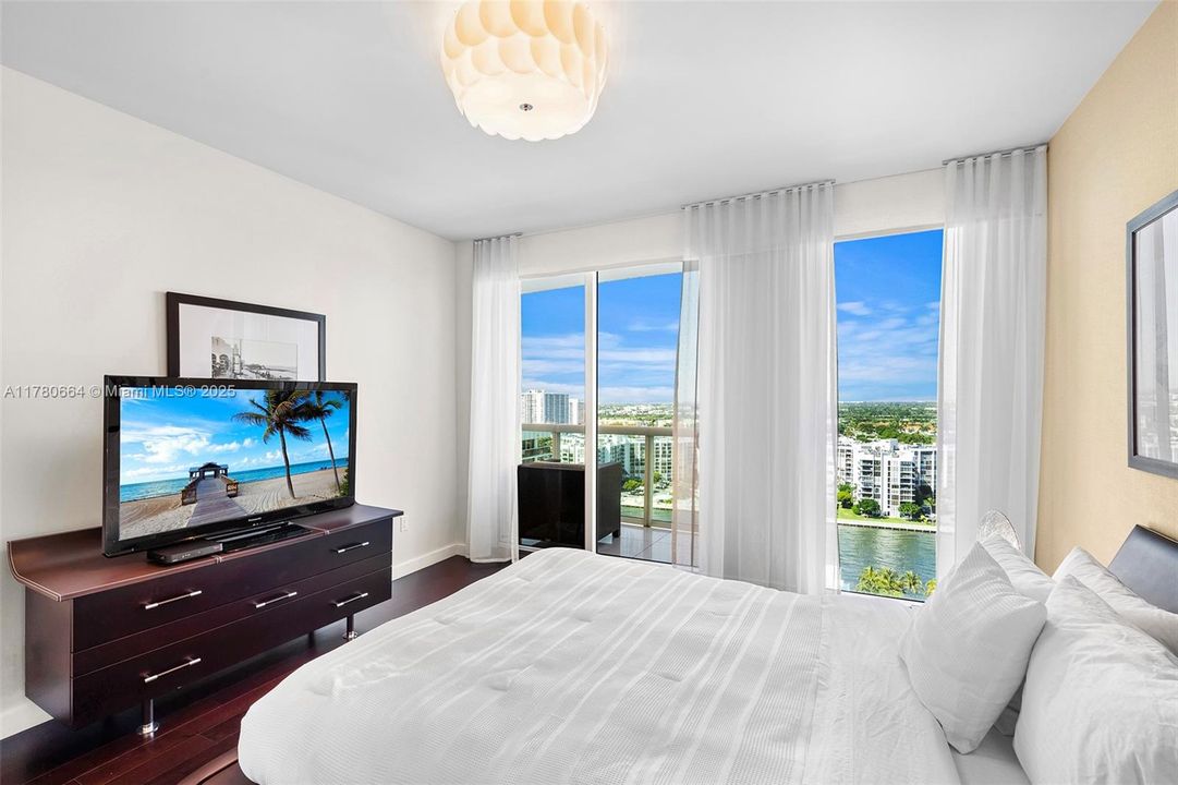 Recently Sold: $2,795,000 (3 beds, 3 baths, 3395 Square Feet)