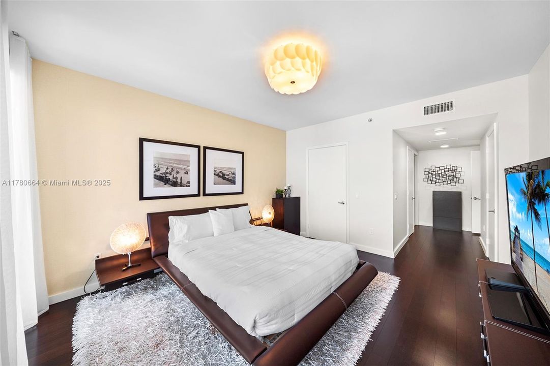 Recently Sold: $2,795,000 (3 beds, 3 baths, 3395 Square Feet)