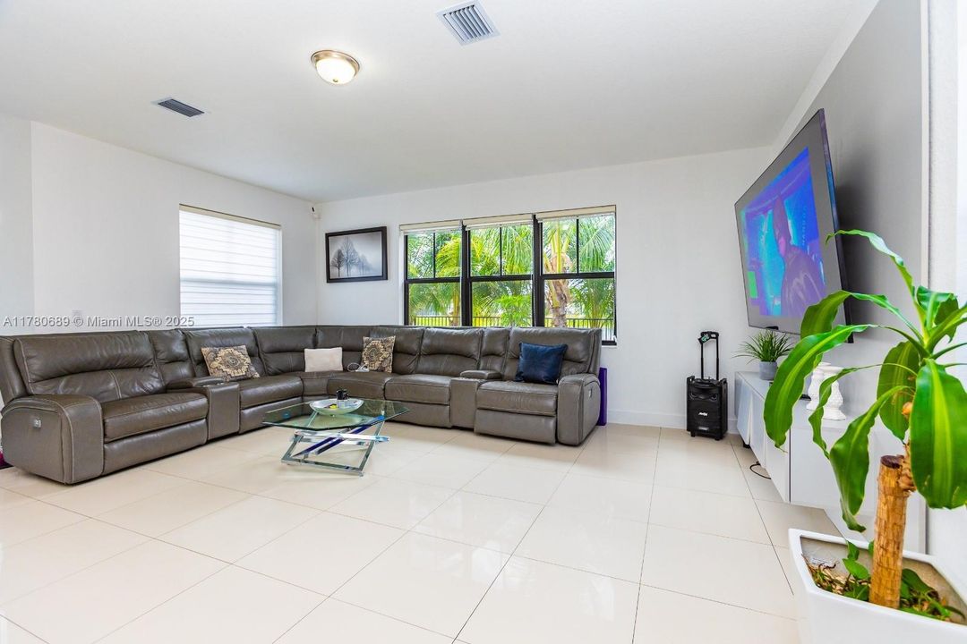 For Sale: $1,250,000 (5 beds, 5 baths, 3796 Square Feet)