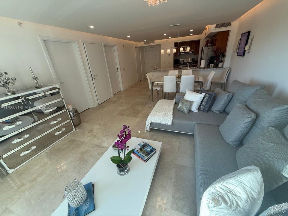 最近售出: $799,000 (1 贝兹, 2 浴室, 924 平方英尺)