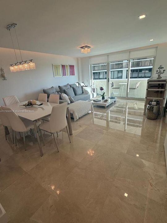 最近售出: $799,000 (1 贝兹, 2 浴室, 924 平方英尺)