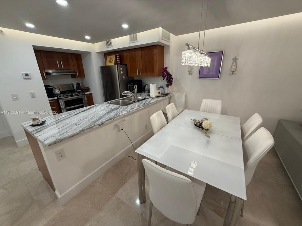 最近售出: $799,000 (1 贝兹, 2 浴室, 924 平方英尺)