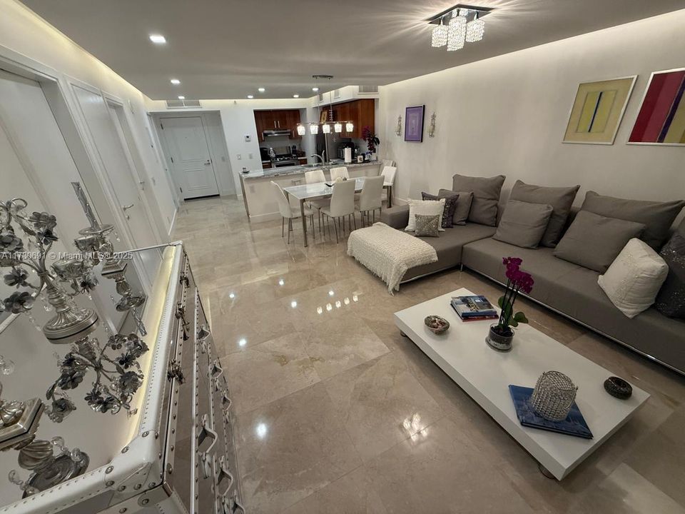 最近售出: $799,000 (1 贝兹, 2 浴室, 924 平方英尺)