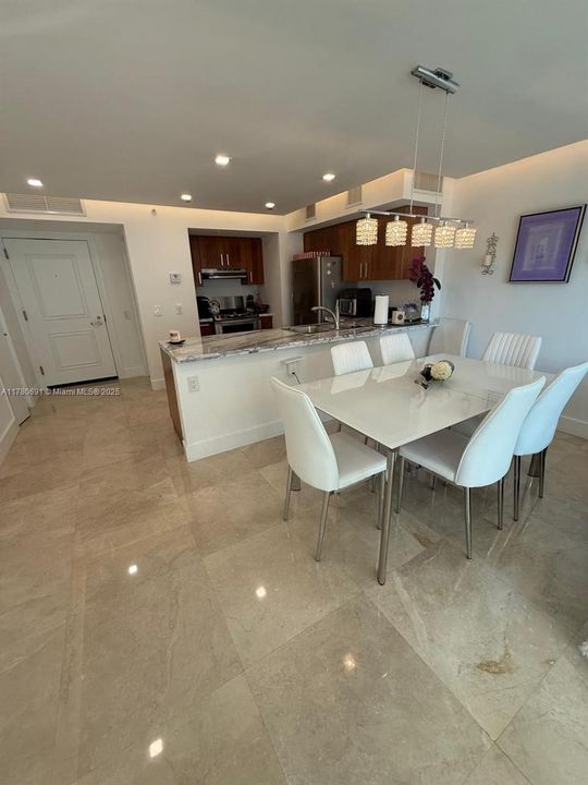 最近售出: $799,000 (1 贝兹, 2 浴室, 924 平方英尺)