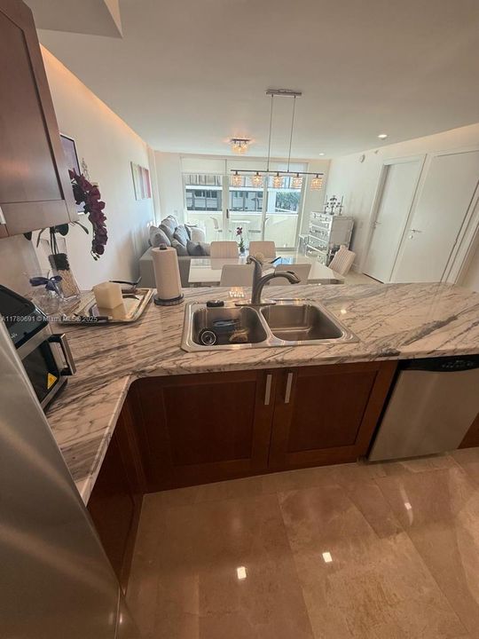 最近售出: $799,000 (1 贝兹, 2 浴室, 924 平方英尺)