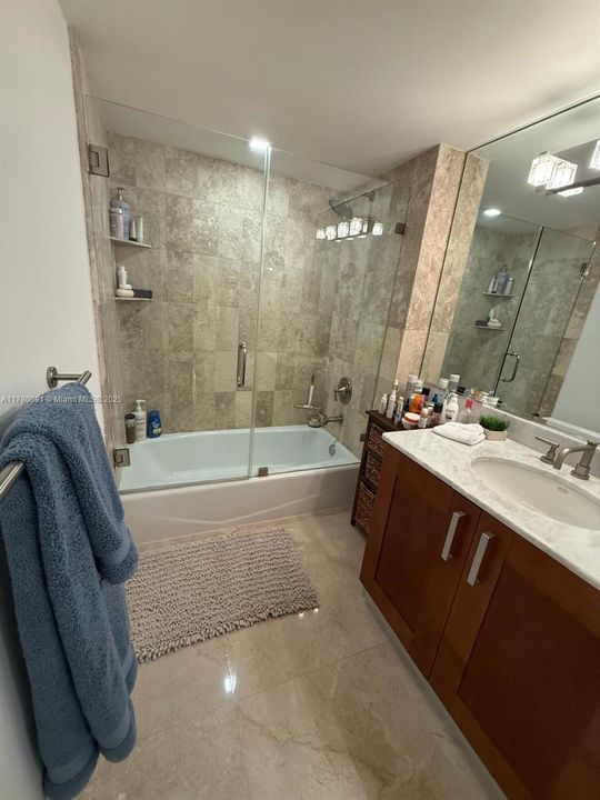 最近售出: $799,000 (1 贝兹, 2 浴室, 924 平方英尺)