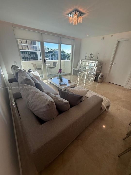 最近售出: $799,000 (1 贝兹, 2 浴室, 924 平方英尺)