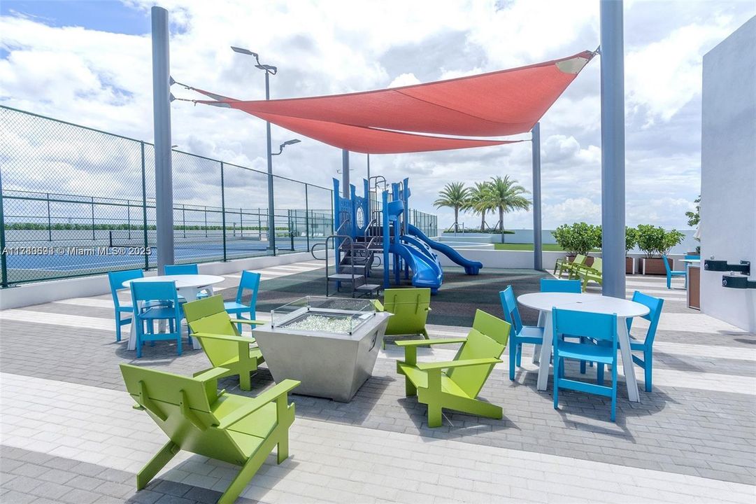 For Sale: $589,000 (2 beds, 2 baths, 1122 Square Feet)