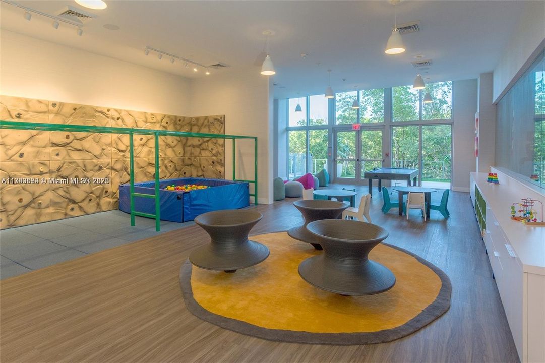 For Sale: $589,000 (2 beds, 2 baths, 1122 Square Feet)