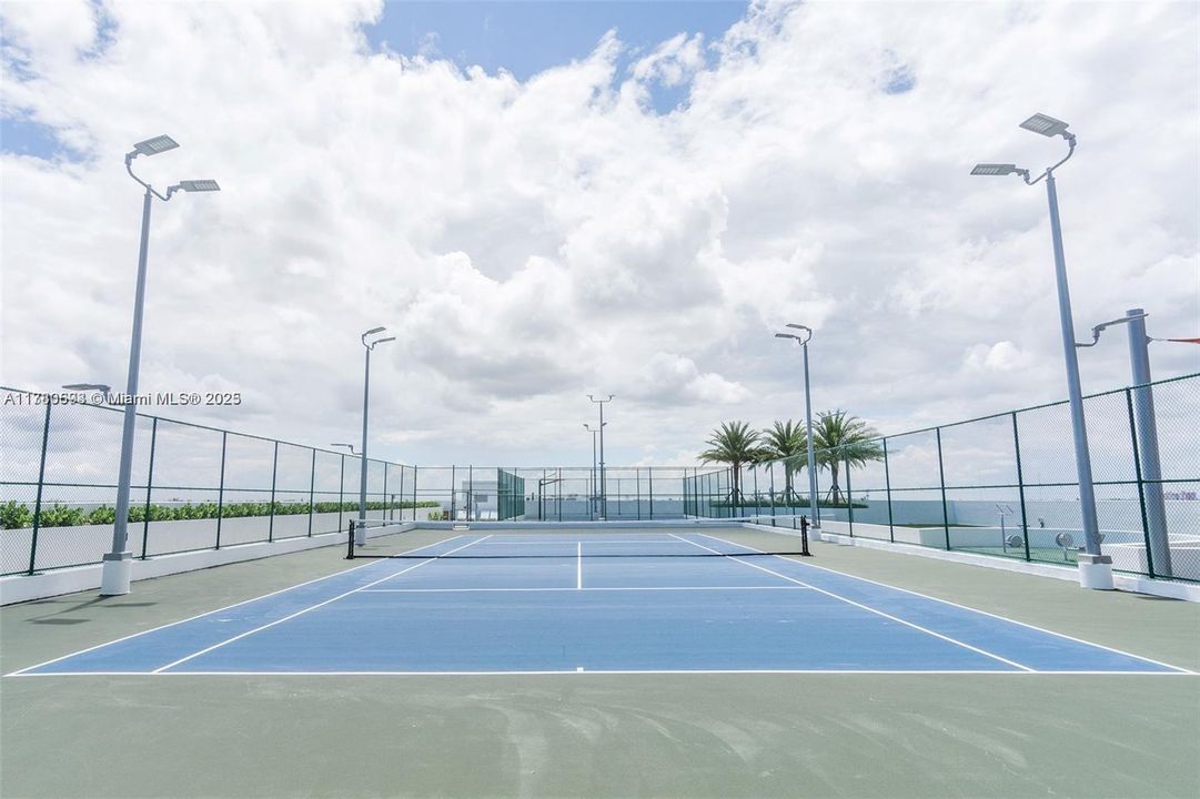 For Sale: $589,000 (2 beds, 2 baths, 1122 Square Feet)