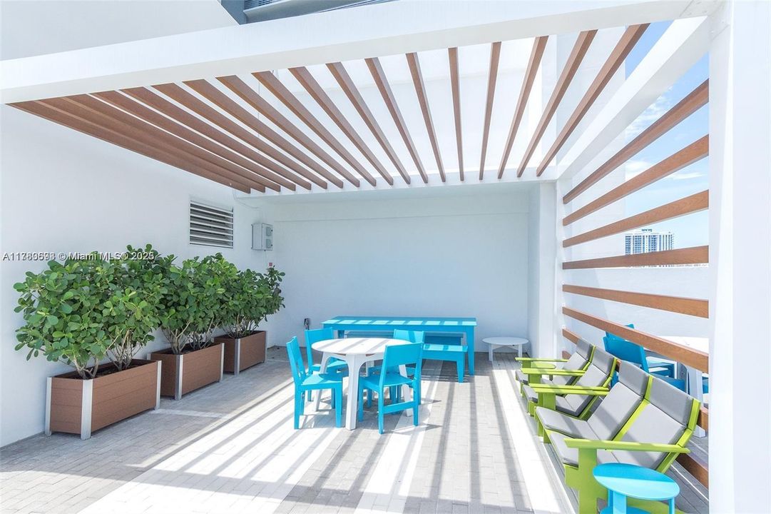 For Sale: $589,000 (2 beds, 2 baths, 1122 Square Feet)