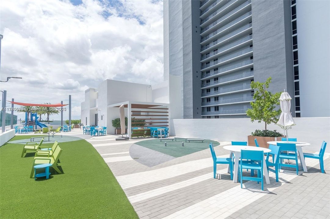 For Sale: $589,000 (2 beds, 2 baths, 1122 Square Feet)