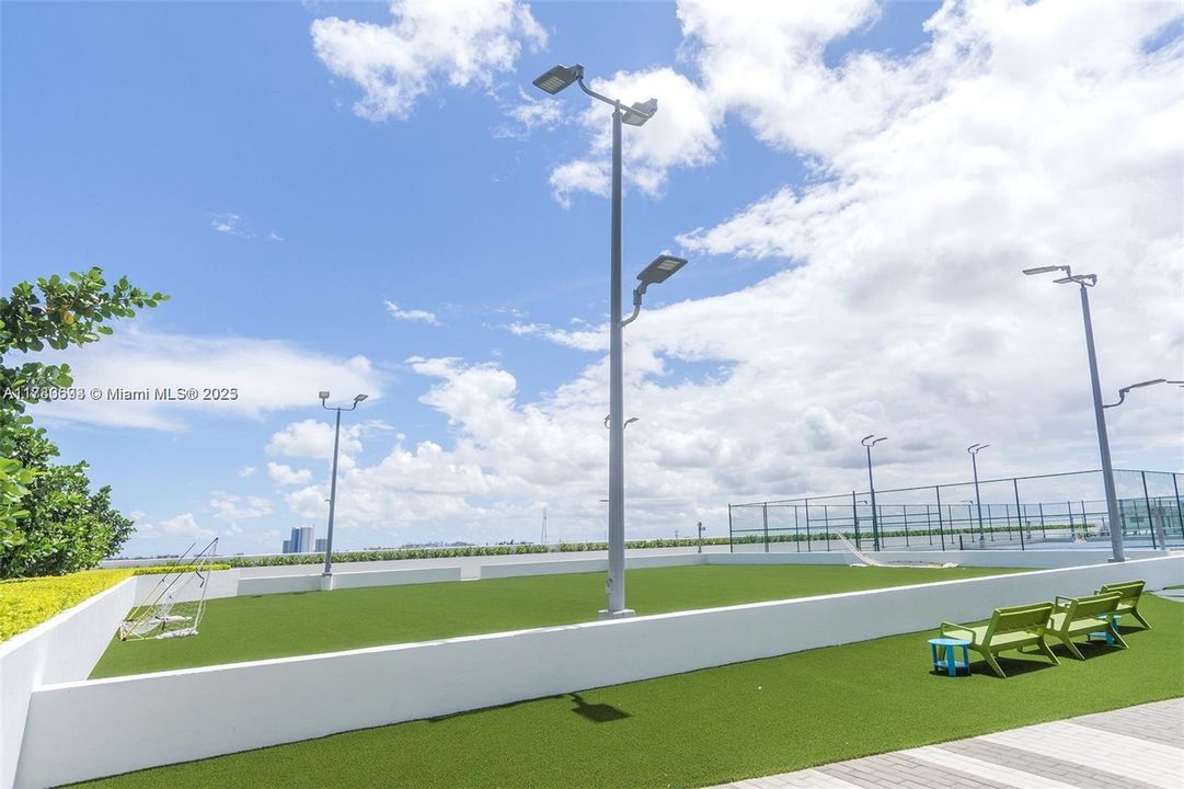 For Sale: $589,000 (2 beds, 2 baths, 1122 Square Feet)