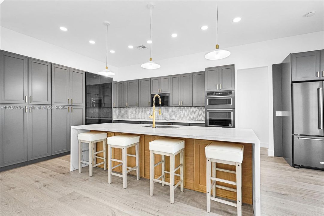 Недавно продано: $1,799,999 (5 спален, 3 ванн, 3339 Квадратных фут)