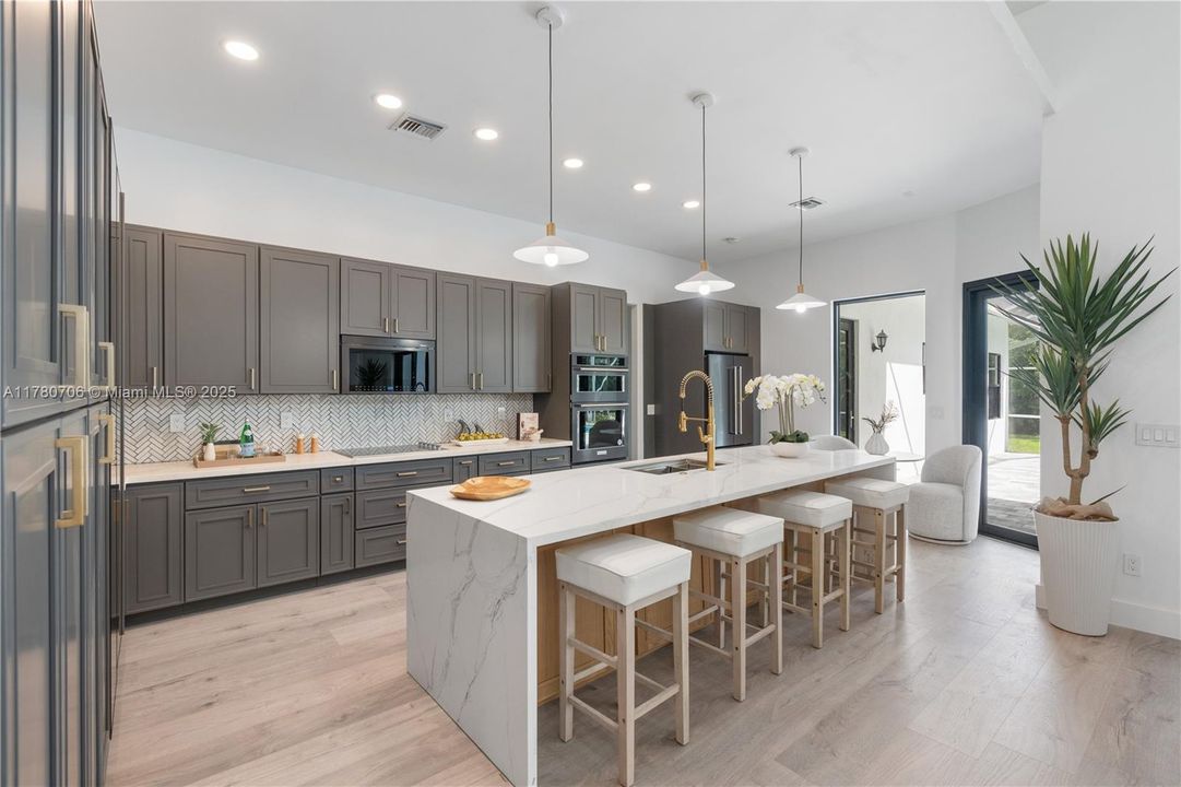 Недавно продано: $1,799,999 (5 спален, 3 ванн, 3339 Квадратных фут)