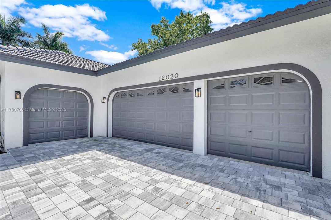 Недавно продано: $1,799,999 (5 спален, 3 ванн, 3339 Квадратных фут)