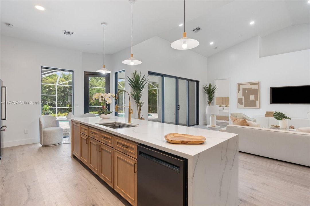 Недавно продано: $1,799,999 (5 спален, 3 ванн, 3339 Квадратных фут)