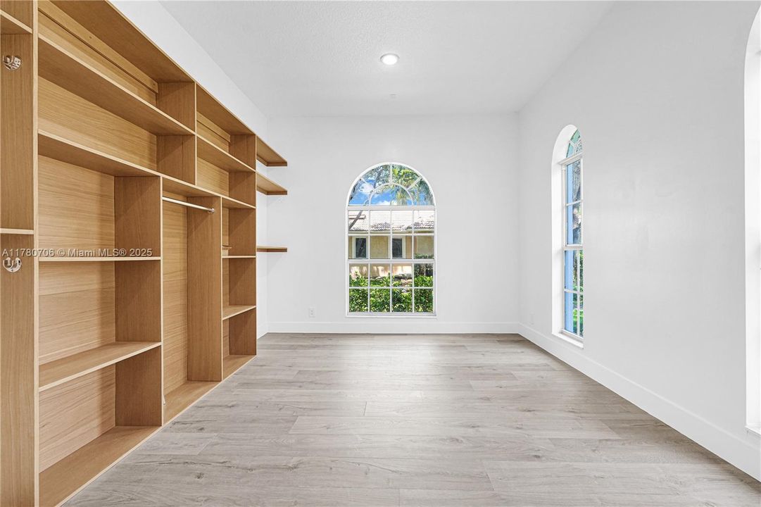 Недавно продано: $1,799,999 (5 спален, 3 ванн, 3339 Квадратных фут)