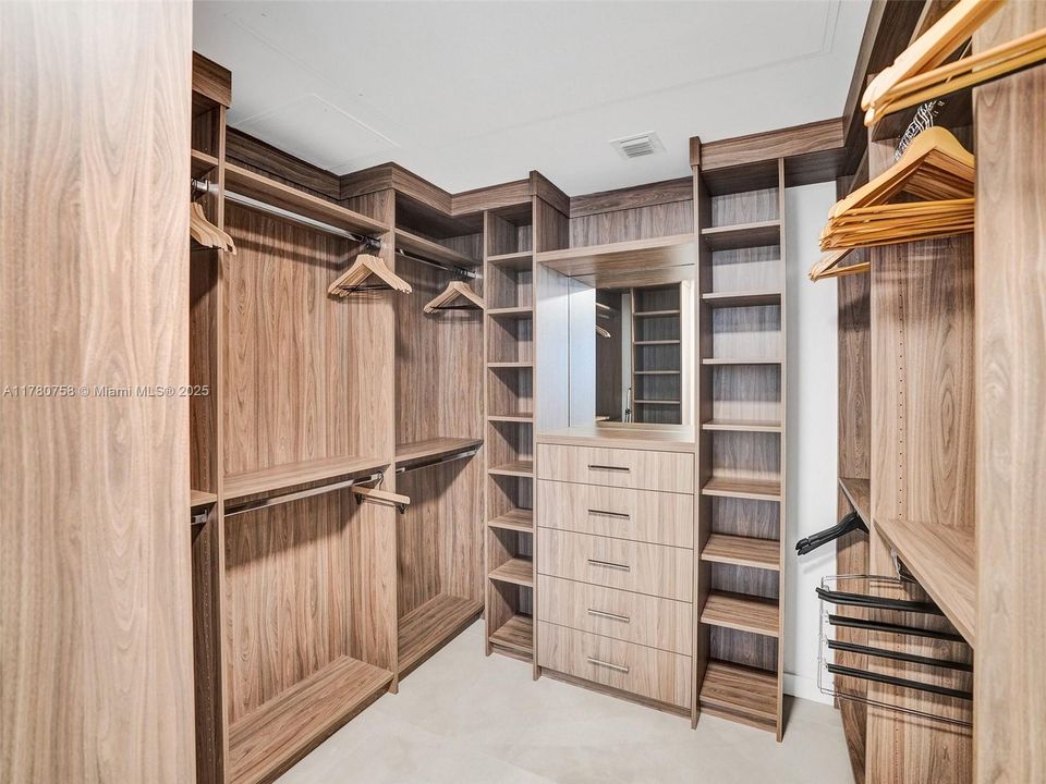 En Renta: $24,900 (3 camas, 3 baños, 2635 Pies cuadrados)