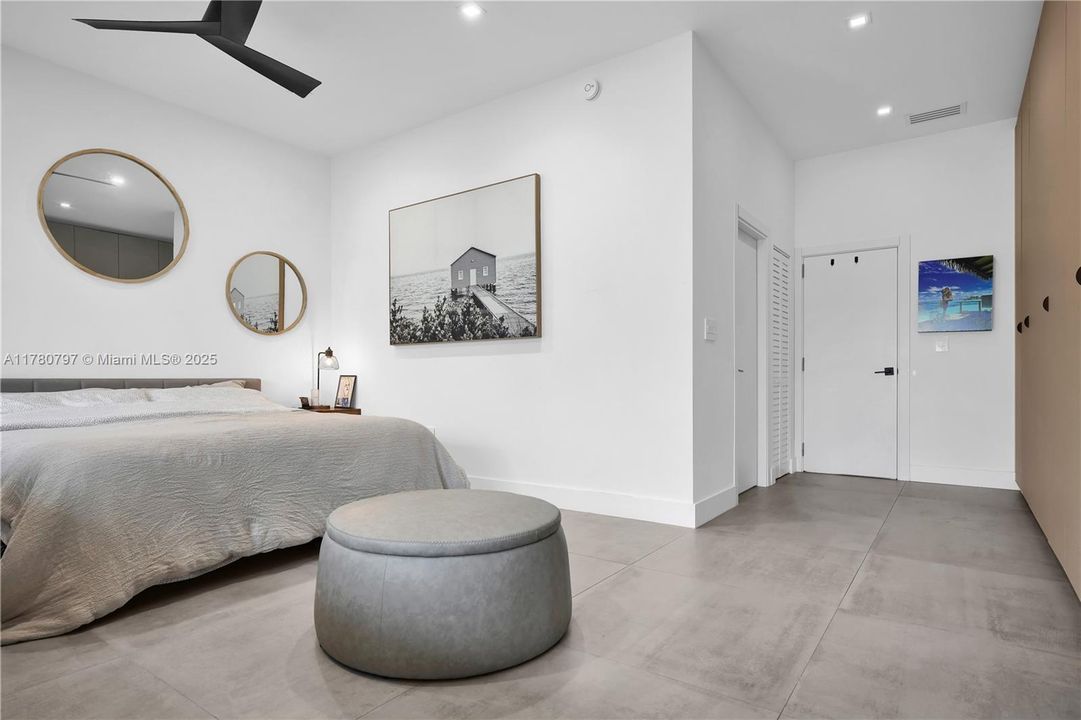 En Venta: $1,999,900 (4 camas, 3 baños, 2425 Pies cuadrados)