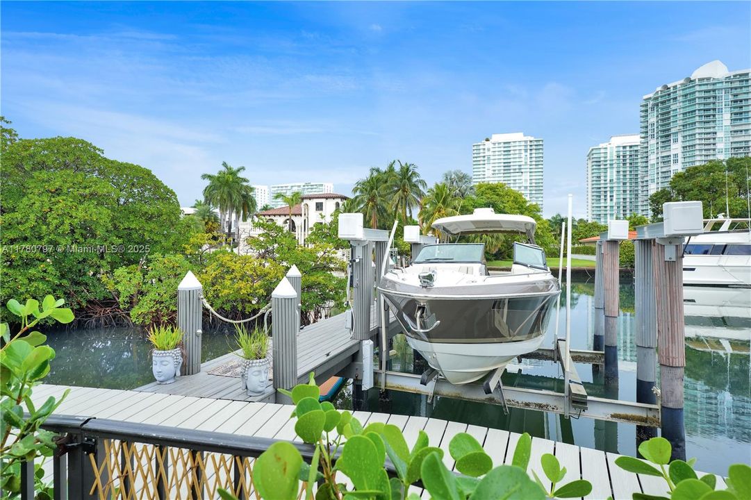 En Venta: $1,999,900 (4 camas, 3 baños, 2425 Pies cuadrados)