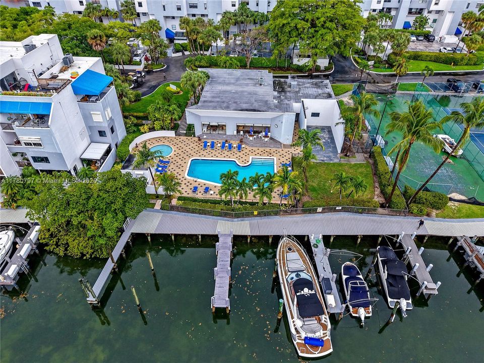 En Venta: $1,999,900 (4 camas, 3 baños, 2425 Pies cuadrados)