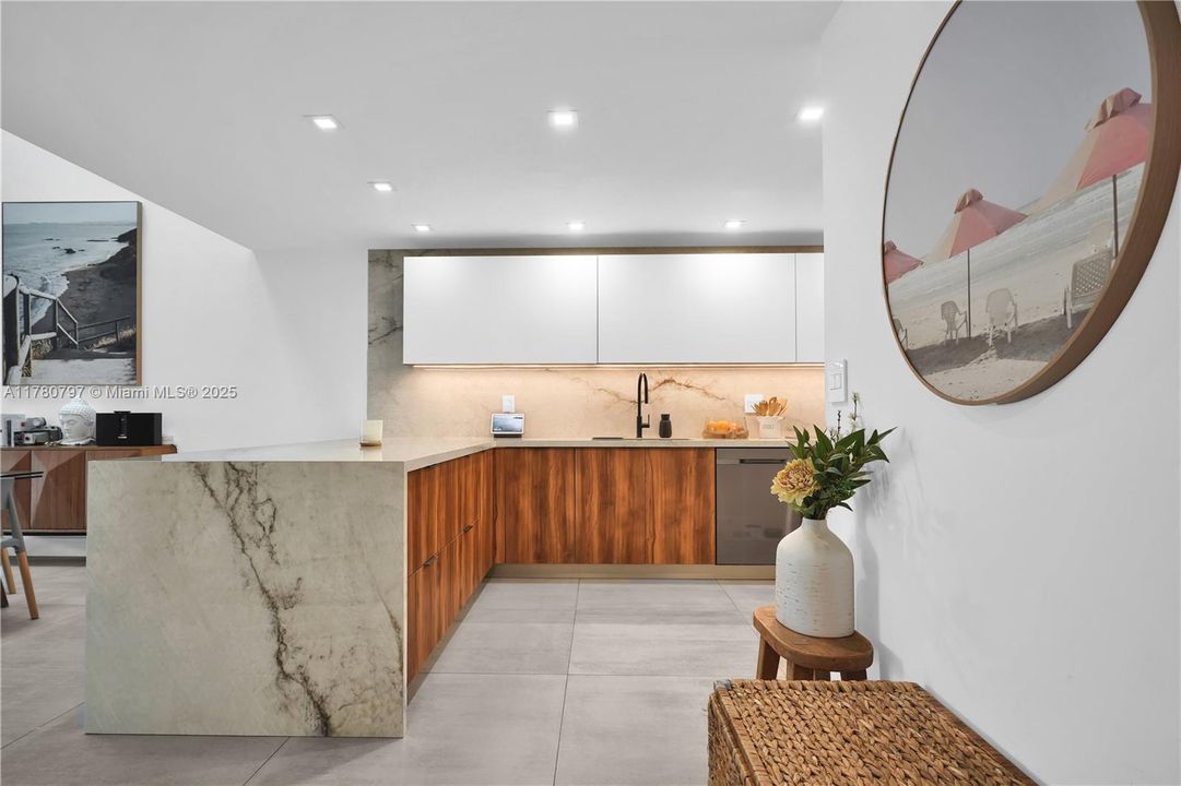 En Venta: $1,999,900 (4 camas, 3 baños, 2425 Pies cuadrados)