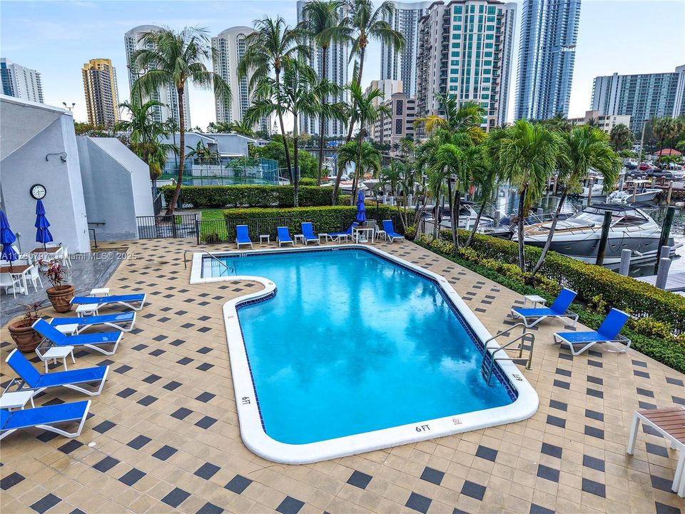 En Venta: $1,999,900 (4 camas, 3 baños, 2425 Pies cuadrados)