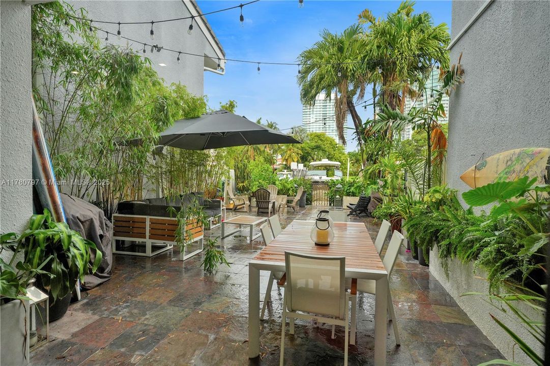 En Venta: $1,999,900 (4 camas, 3 baños, 2425 Pies cuadrados)