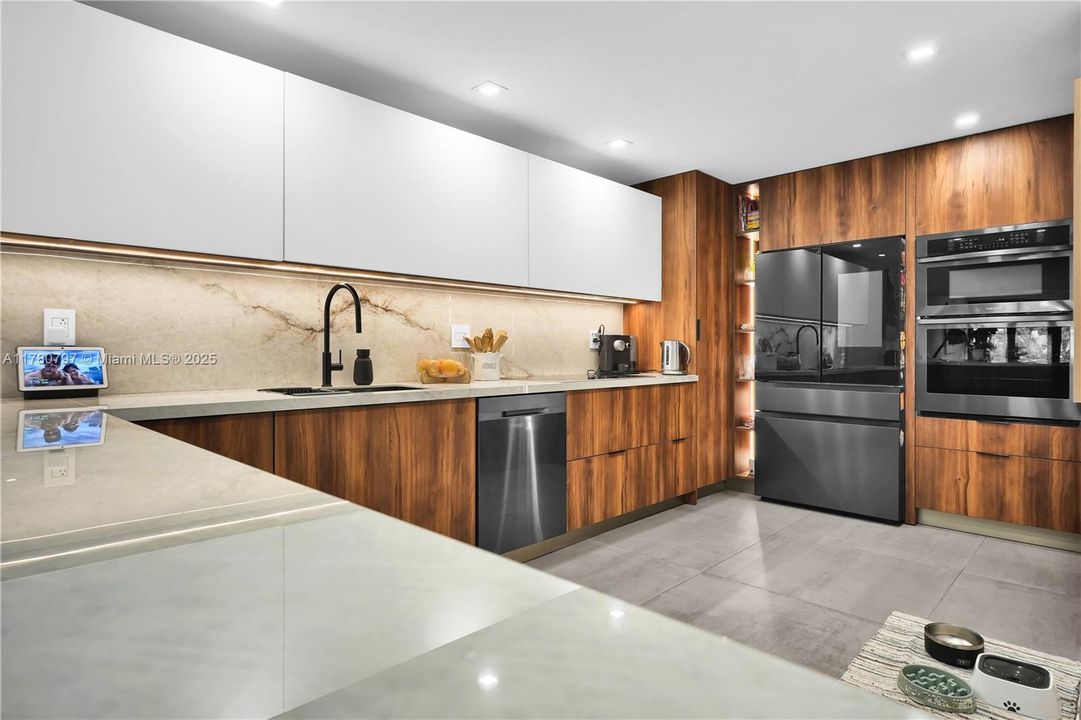 En Venta: $1,999,900 (4 camas, 3 baños, 2425 Pies cuadrados)