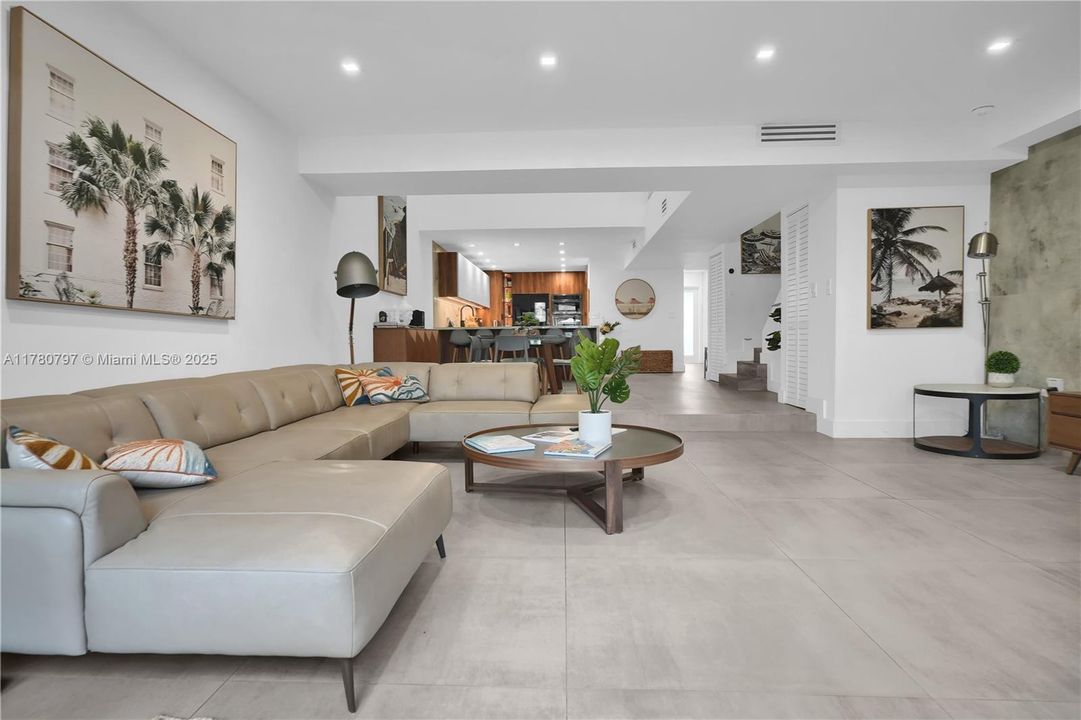 En Venta: $1,999,900 (4 camas, 3 baños, 2425 Pies cuadrados)