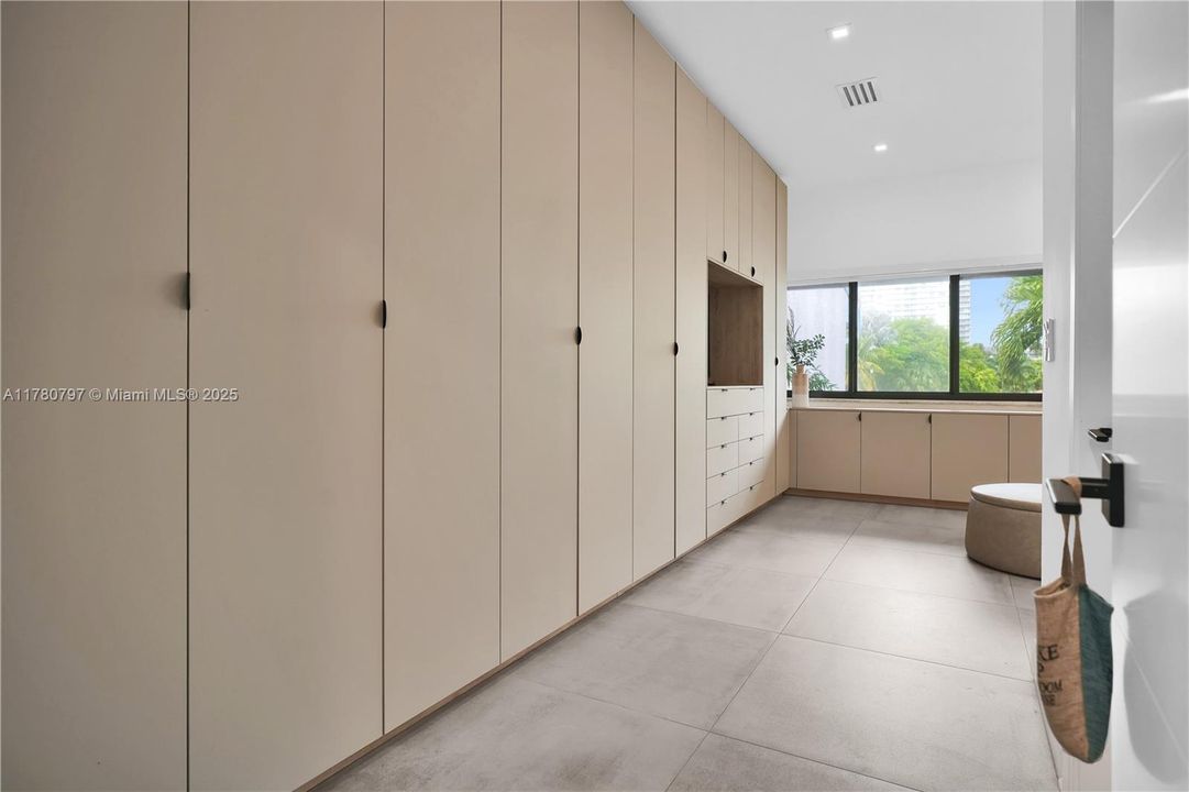 En Venta: $1,999,900 (4 camas, 3 baños, 2425 Pies cuadrados)